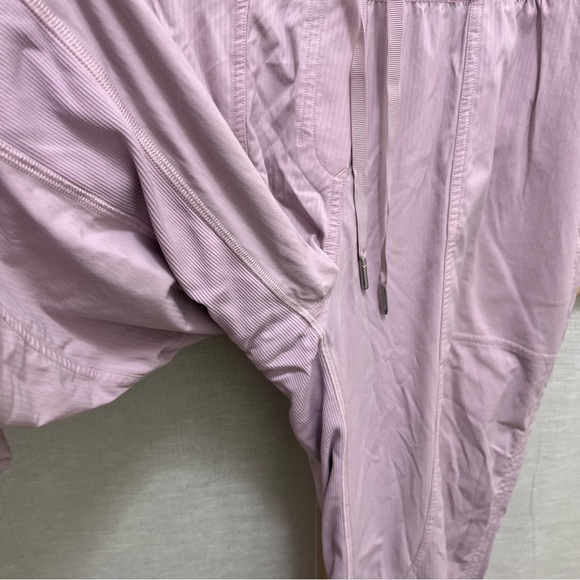 Lululemon Dance Studio Mid-Rise Lined Crop Size 8 - Picture 2 of 8